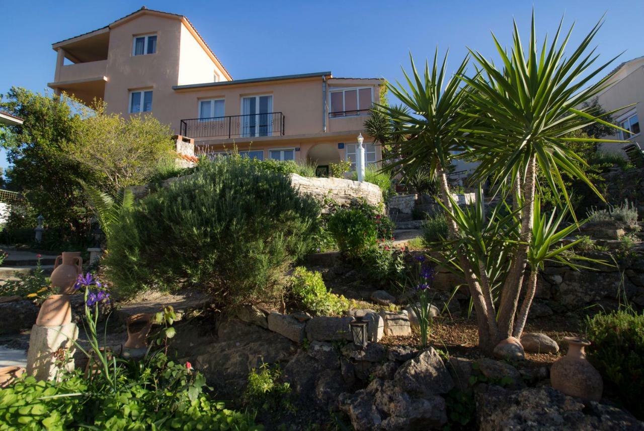 Apartments-Estate Under The Paintbrush Vis Exterior photo
